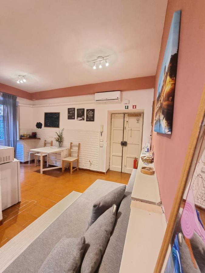Lapo's Apartment's Rom